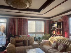 出售健康家园三层别墅，房本面积252平，使用面积270平左右，精装修，带车库带小院，有本能贷款
