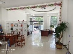 急售老呔 临政府北门大马路，面朝南，南北通透，二层商业楼，149平米130万包过户，有本支持贷款！