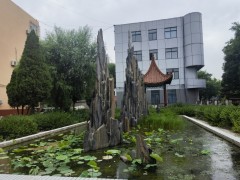   富强A区南临街二层别墅，房本面积222平实用面积290平。把东边。248w包过户。有本可贷款。