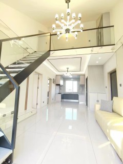 稀缺房水岸星城 .高品质小区楼中楼，带露台小院，四室两厅使用面积150平，明厨明卫，老本58.万！